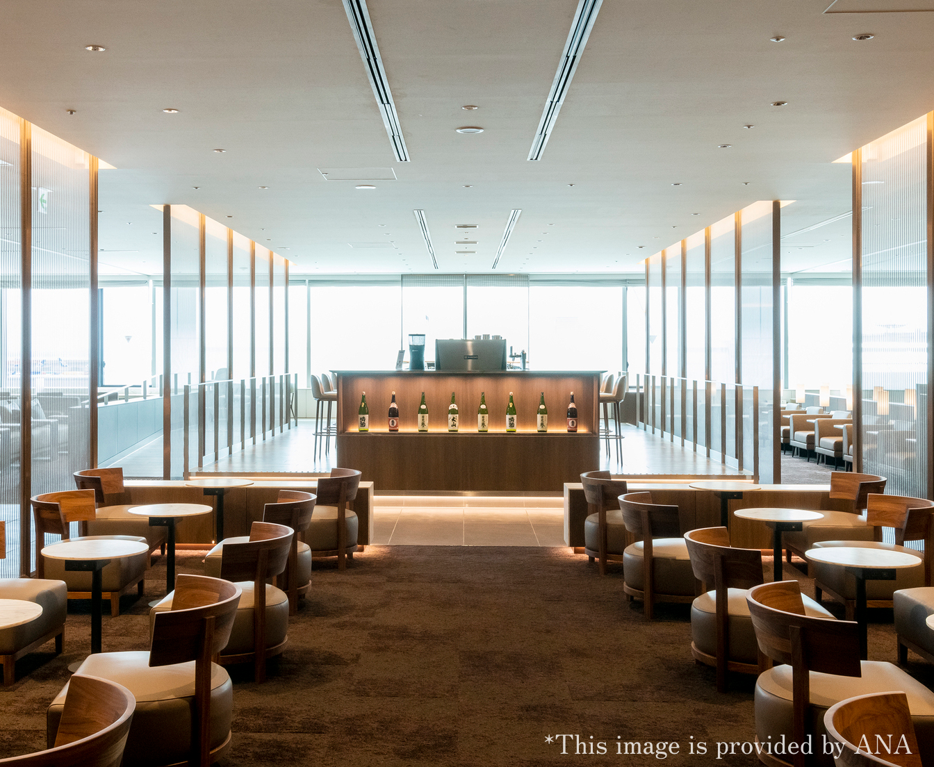 ANA SUITE LOUNGE ROCOCOは「ANA SUITE LOUNGE」のBARカウンターで提供される唯一のビール