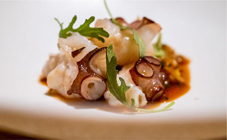 素材への深く鋭い読解力で、凝縮した旨味を引き出す